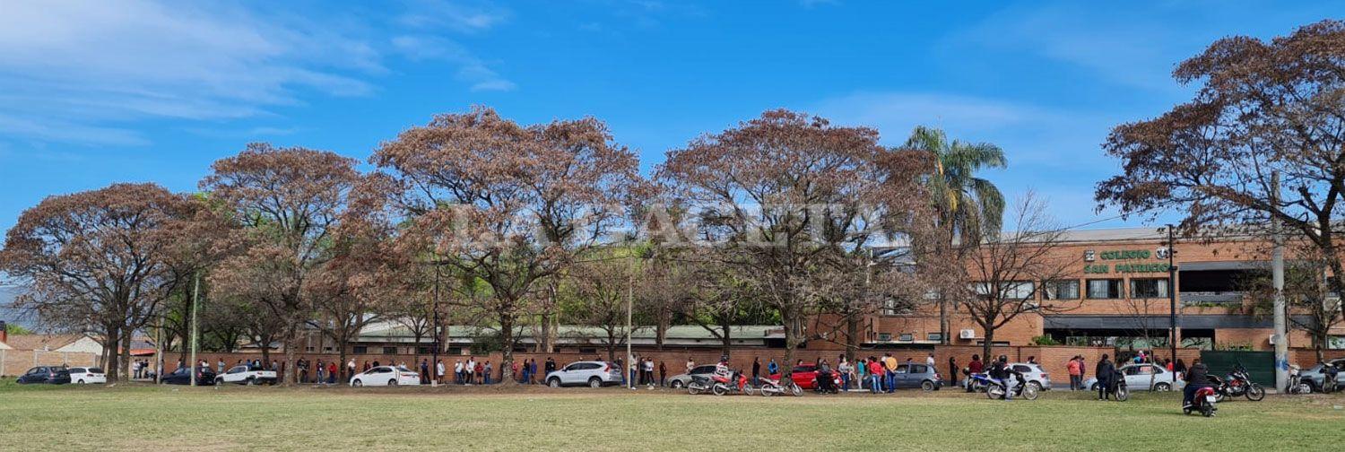 EN YERBA BUENA. Las demoras se repitieron en el ingreso de los votantes al Colegio San Patricio.