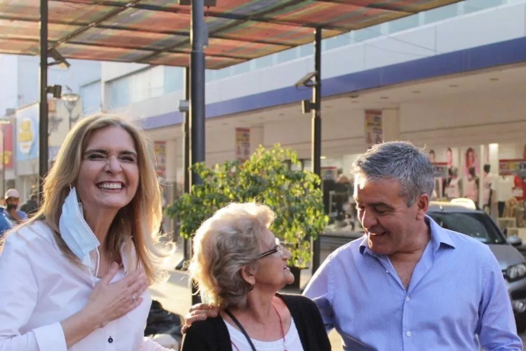 RADICALES. Elías de Pérez y Cano dialogan con una vecina, durante la campaña. 