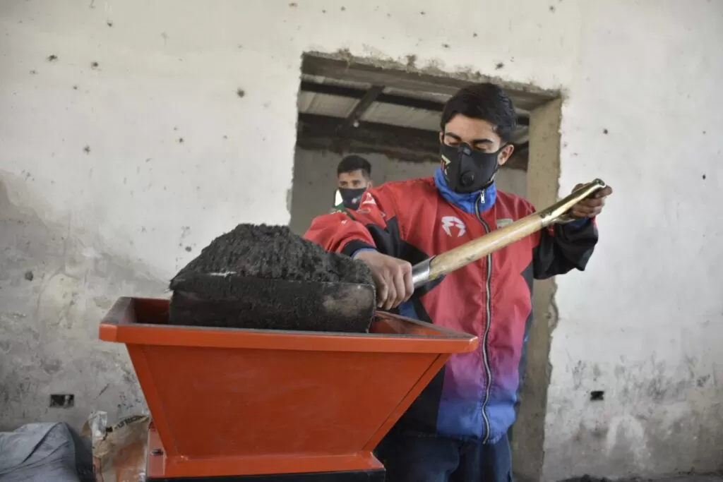 Tafí Viejo produce ladrillos ecológicos en el Complejo Ecoproductivo Municipal