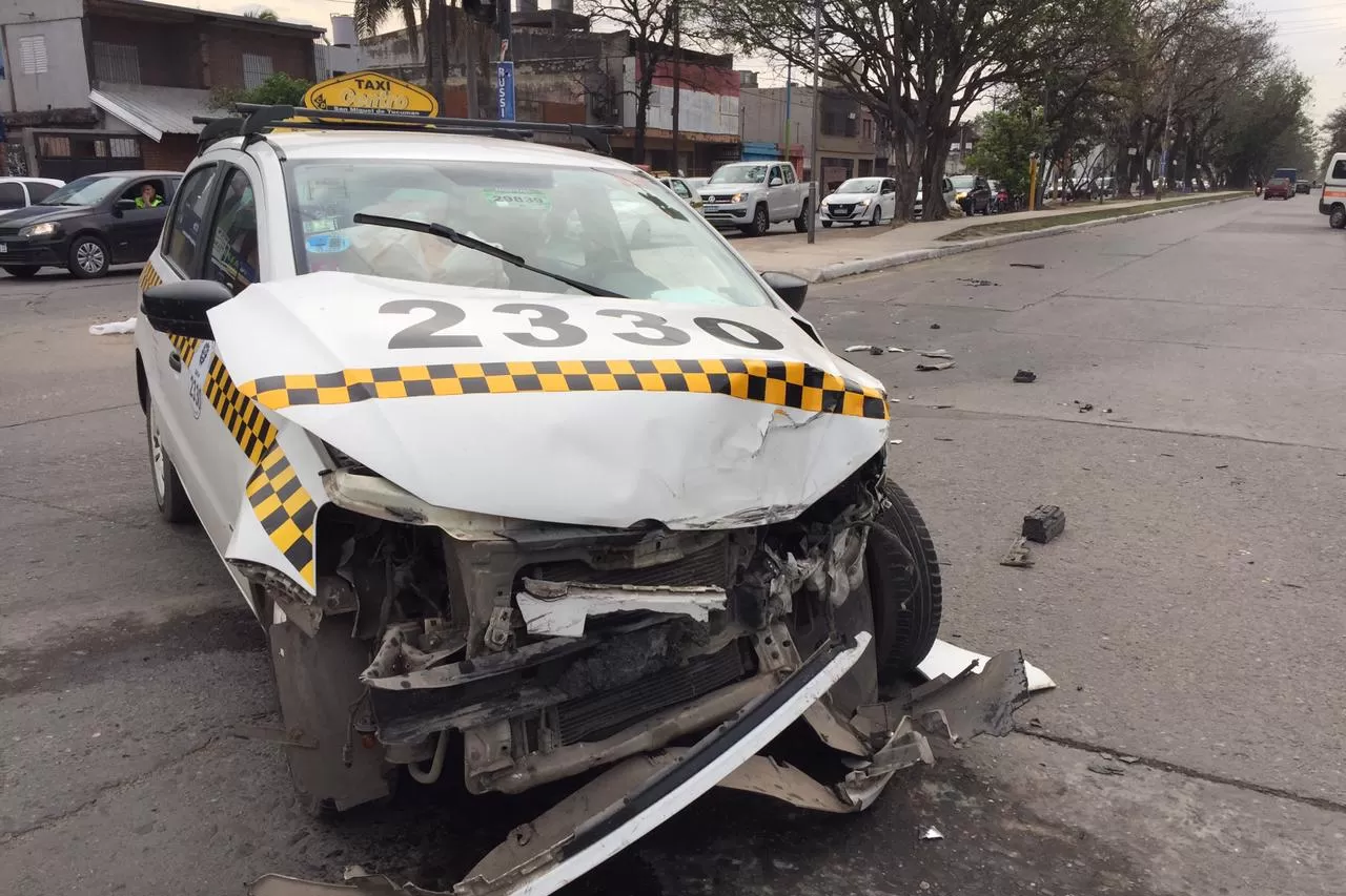 Un taxi y una combi chocaron en la intersección de avenidas Roca y Colón