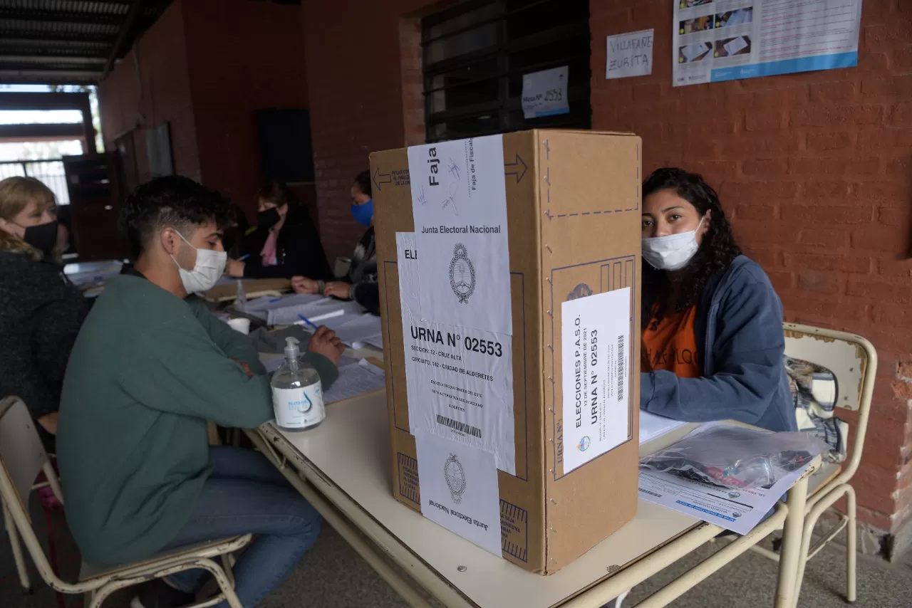 Dos gráficos interactivos muestran los cambios en la preferencia de votación de los tucumanos