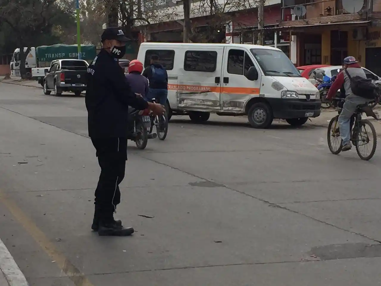 Un taxi y una combi chocaron en la intersección de avenidas Roca y Colón
