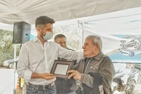 Un as del motociclismo tucumano recibió un merecido homenaje