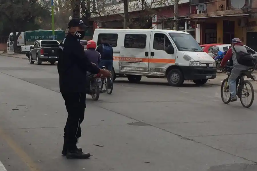 Un taxi y una combi chocaron en la intersección de avenidas Roca y Colón