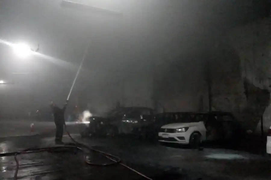 Un voraz incendio dañó varios vehículos en una guardería de Muñecas al 400