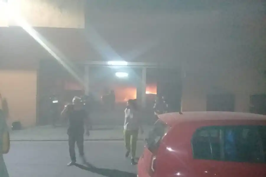 Un voraz incendio dañó varios vehículos en una guardería de Muñecas al 400