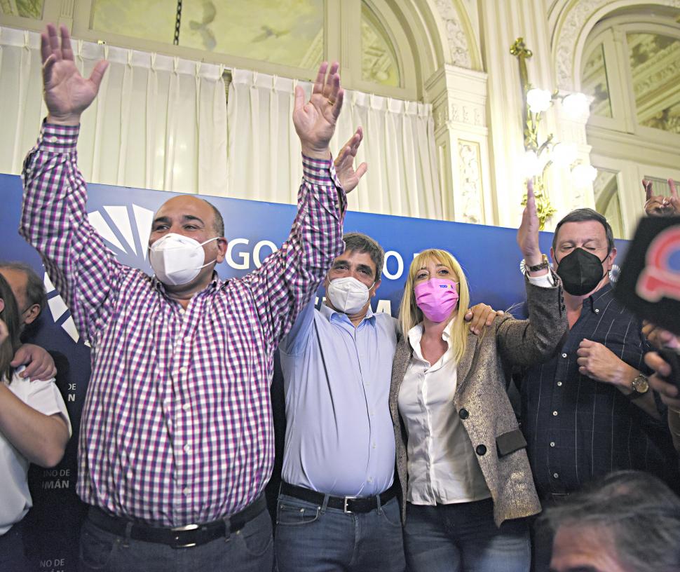 GANÓ LA INTERNA. Manzur, acompañado por Pablo Yedlin y Rossana Chahla, celebra la victoria obtenida en las primarias del Frente de Todos.  