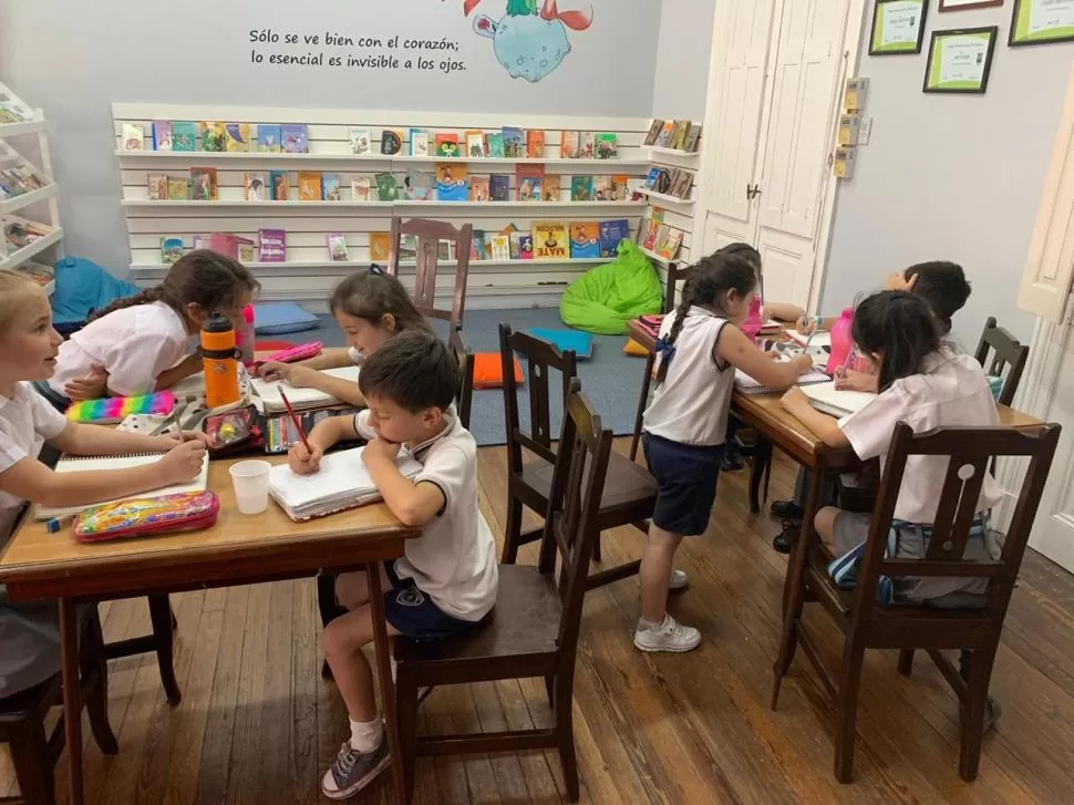 ESPACIO LÚDICO. Antes de la pandemia, una imagen de la biblioteca del Colegio Santa Rosa. El lunes arranca la vacunación en escuelas y colegios tucumanos. LA GACETA