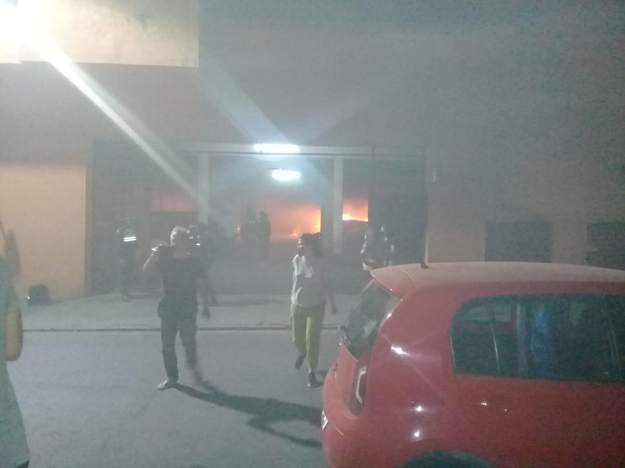 Un voraz incendio dañó varios vehículos en una guardería de Muñecas al 400