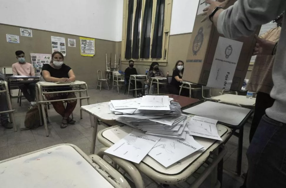 EN LA ESCUELA NORMAL. Una urna es despojada de los sobre con los votos para dar comienzo al escrutinio parcial de la elección del domingo. 