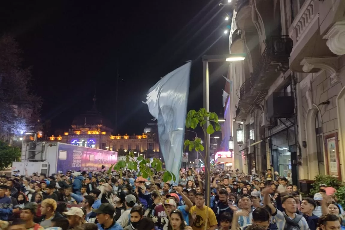 Los hinchas de Atlético coparon la plaza Independencia para celebrar su día