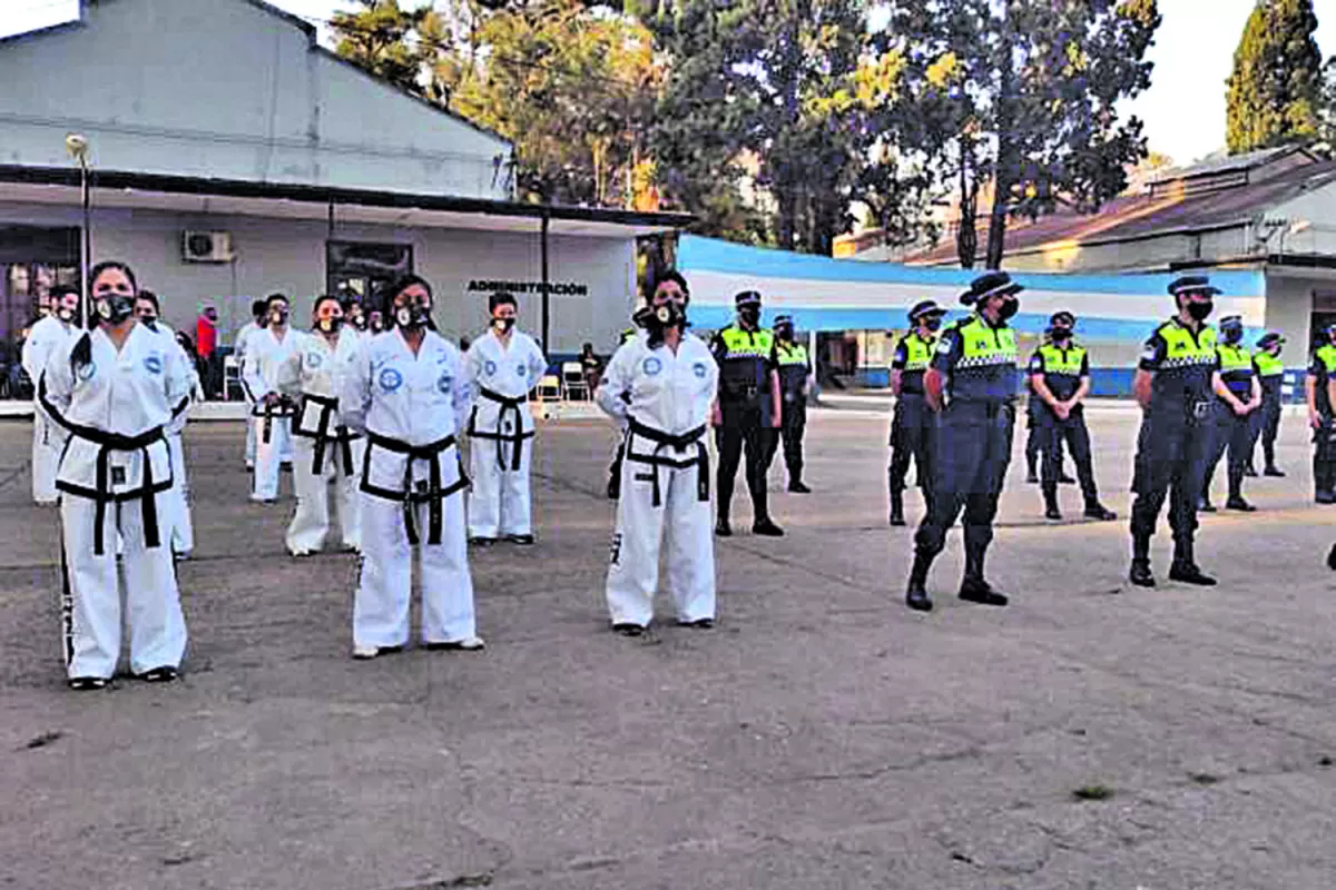 Entregan certificados a 44 mujeres policías entrenadas en taekwondo