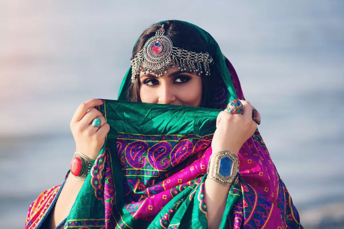 Resistencia de las mujeres al régimen talibán: con prendas de colores muestran su ropa tradicional