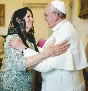 CON EL PAPA. Ana María Araujo Freire, en una visita al Vaticano.   