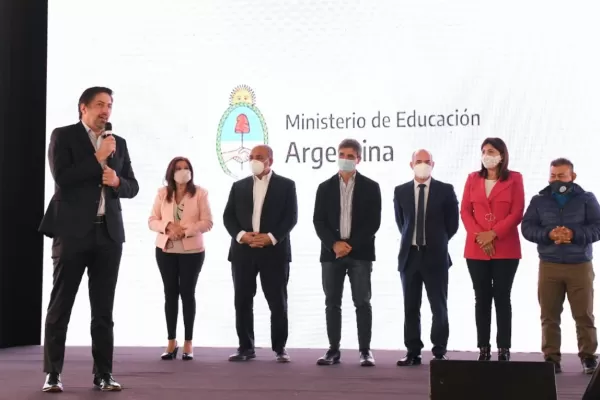 Manzur y Trotta entregaron netbooks a alumnos de la Capital y del interior