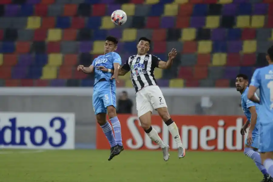 SIN GRAVITAR. Abel Bustos se vio superado por el juego que impusieron los volantes locales. 