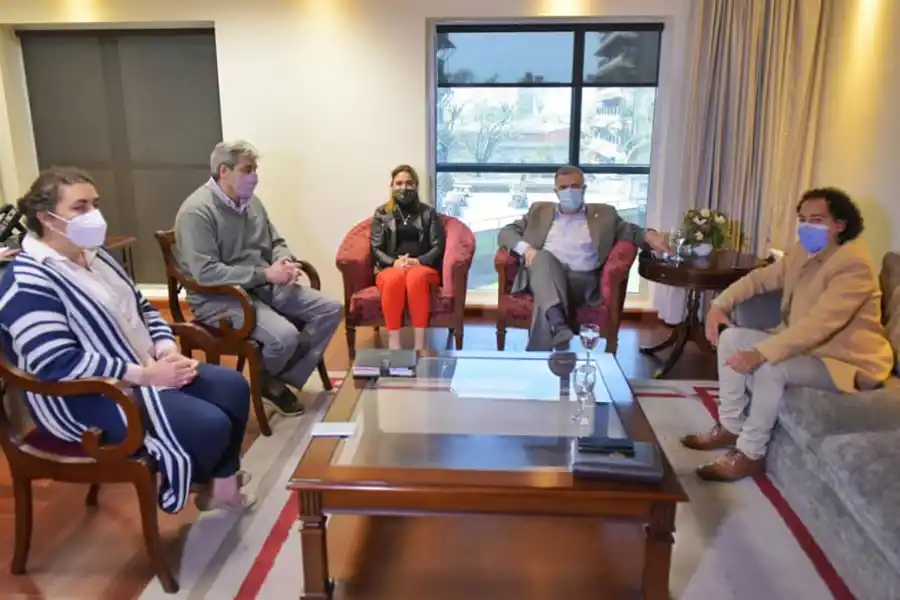 CON REFERENTES. Jaldo estuvo acompañado por Reyes Elías, por Tin Fernández, por Mabel Carrizo y por Jesús Salim. Foto: Prensa HLT