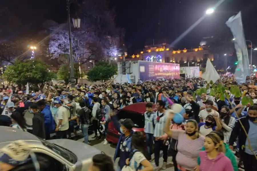 Los hinchas de Atlético coparon la plaza Independencia para celebrar su día