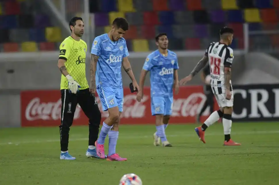 CARAS LARGAS. El partido ya terminó y los jugadores de Atlético muestran su desazón por el resultado.  