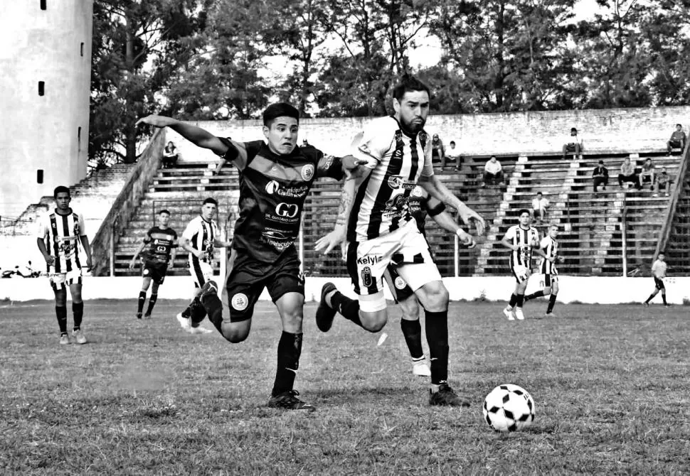 ESCENA. Disputan la pelota Matías Camisay (Concepción FC) y Mauro  Carrión (Santa Bárbara). Foto gentileza: Griselda Lazarte Cabrera.