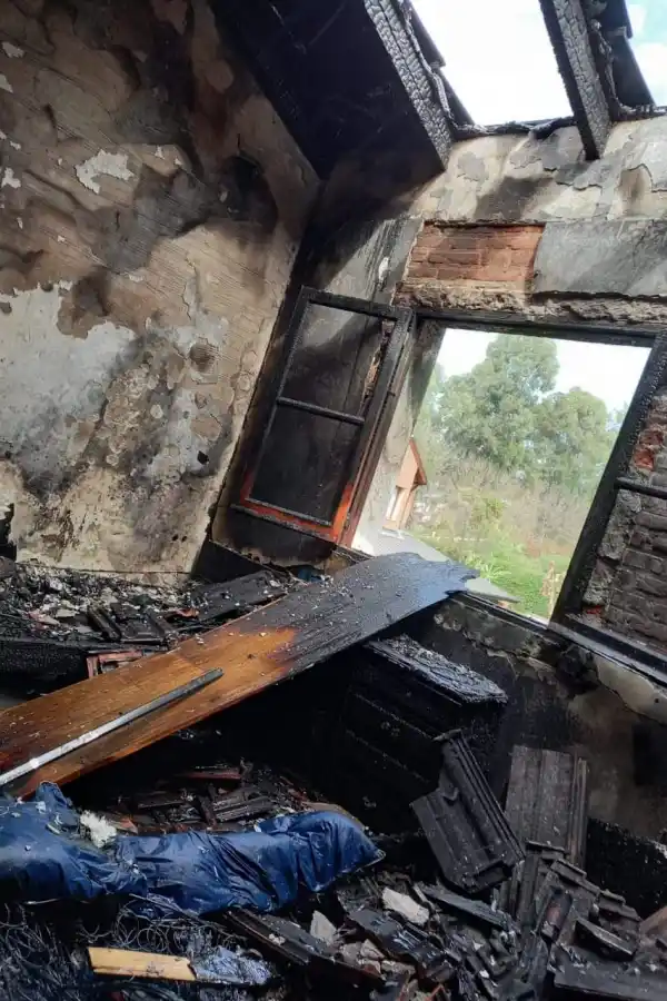 Un incendio destruyó la planta alta de una vivienda del country Jockey Club de Yerba Buena
