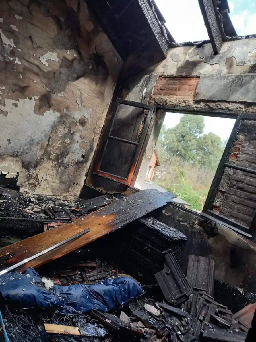 Un incendio destruyó la planta alta de una vivienda del country Jockey Club de Yerba Buena