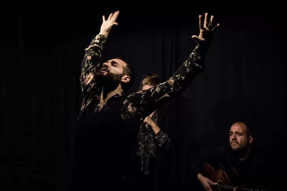 CON EL ALMA EN LOS PIES. El tucumano Daniel Antonio Corres baila y dirige el show “Noche flamenca”. foto camila guimarey