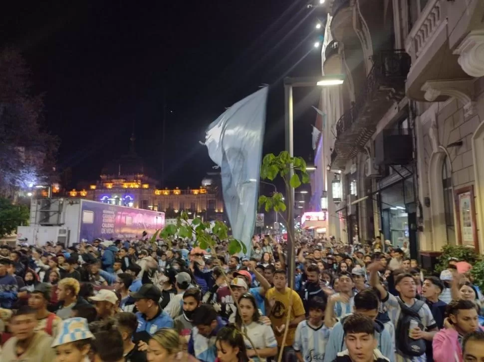 NOTABLE CONVOCATORIA. Miles de hinchas de Atlético se reunieron en plaza Independencia, donde cantaron e hicieron flamear las banderas celeste y blanca. 