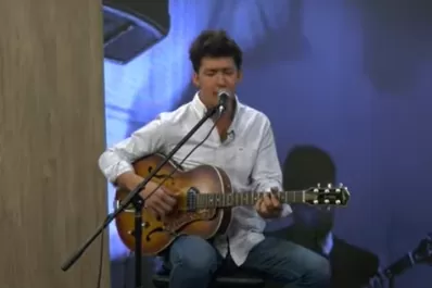 El cantante Juan Estanislao trajo música de bossa nova y de jazz a Dale Play