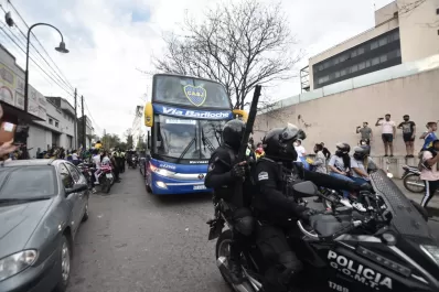 Los hinchas de Boca acompañaron al plantel rumbo al estadio de Atlético