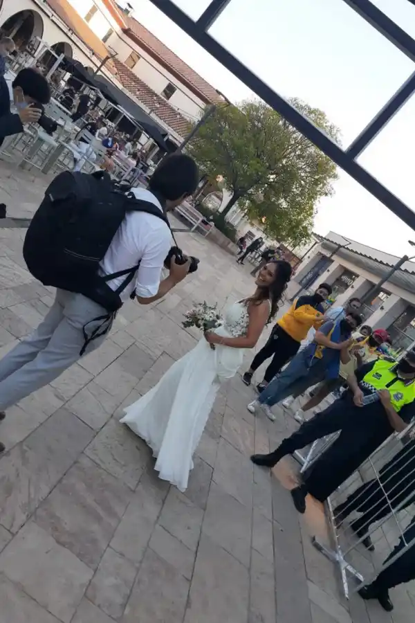 INMACULADA. Yanina sonríe ante la atenta mirada de todos los presentes.  