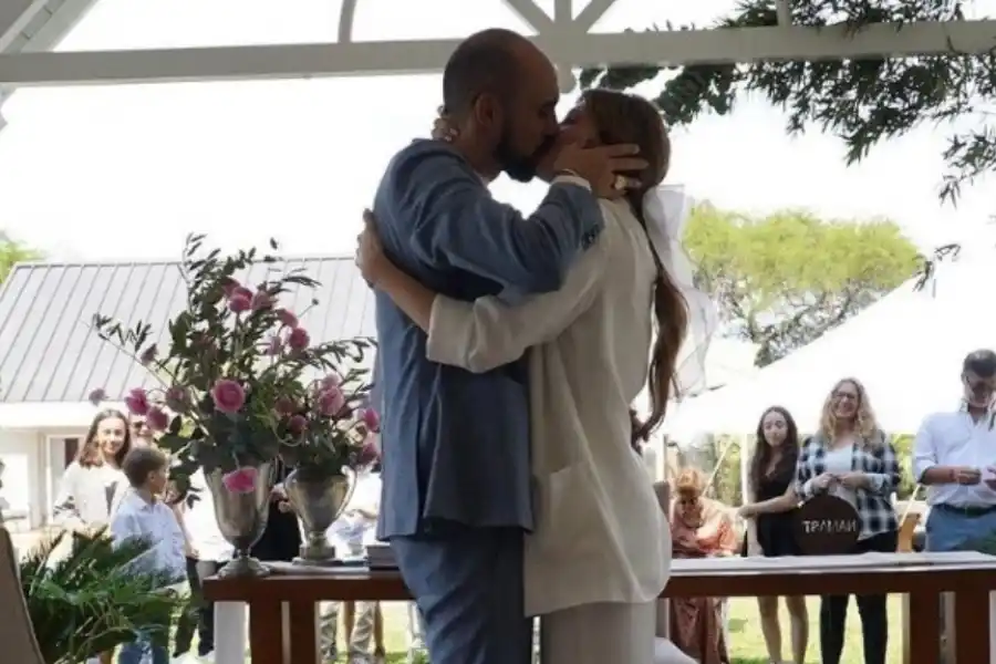 Abel Pintos se casó con Mora Calabrese en una ceremonia íntima 