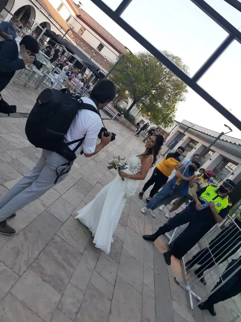 INMACULADA. Yanina sonríe ante la atenta mirada de todos los presentes.  