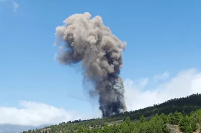 Entró en erupción un volcán en la isla de La Palma: debieron evacuar a los residentes