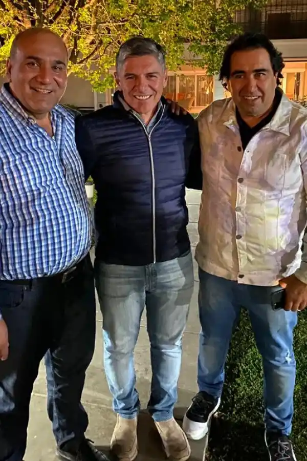 ENCUENTRO PERONISTA. Silman (al centro) posteó la imagen junto a Manzur y al jefe del bloque oficialista, Sergio Mansilla. Foto de Twitter