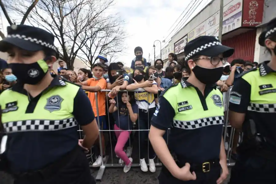 BAJO CONTROL. Alrededor del hotel se montó un operativo de seguridad para custodiar la salida de los jugadores de Boca rumbo hacia el estadio Monumental “José Fierro”.
