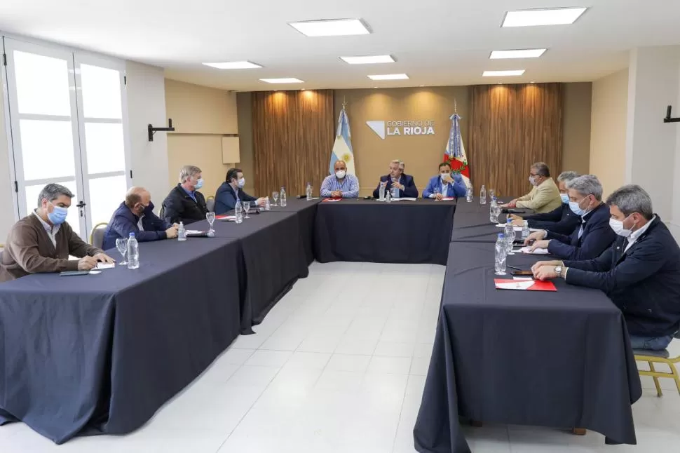 LA “CUMBRE” RIOJANA. El Presidente se reunión con 10 gobernadores. Lo flanquean Manzur y Quintela. twitter @alferdez
