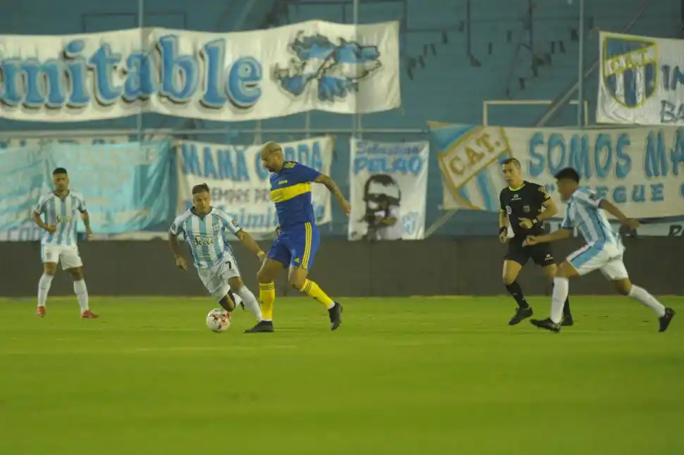 CARA Y CECA. Cardona tuvo un buen partido; Mussis se fue expulsado.