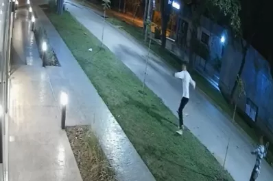 Apedrearon dos comercios en Yerba Buena