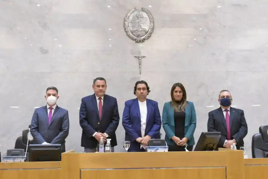 MESA DE CONDUCCIÓN. Mansilla (al centro), acompañado por Amado (a su derecha) y Sandra Orquera (a su izquierda) fueron designados como autoridades de la Legislatura. Los acompañan el secretario Claudio Pérez y el prosecretario Alejandro Martínez. Foto: Prensa HLT