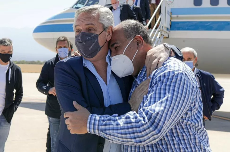 EN LA RIOJA. El Presidente abraza a Juan Manzur en el encuentro que mantuvieron este fin de semana. Foto: Comunicación Pública