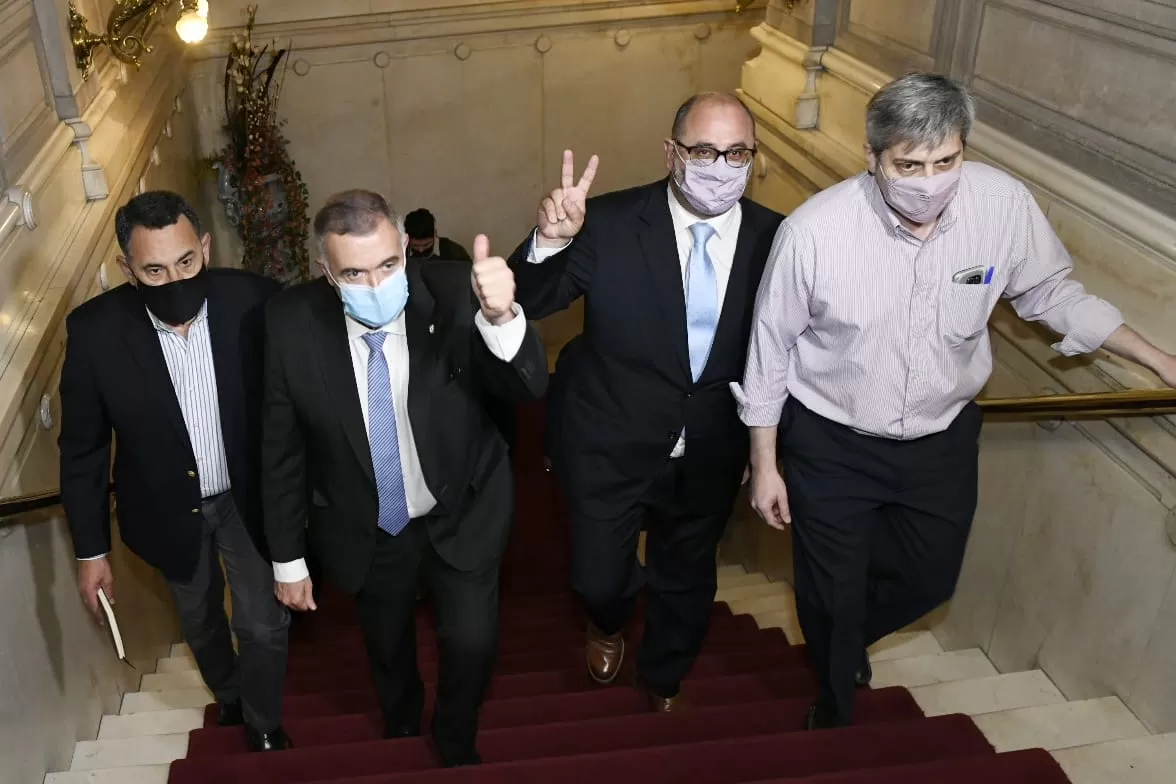 CON SUS REFERENTES. Jaldo se dirige al despacho de la Gobernación, junto a Amado, Caponio y Tin Fernández. Foto: Prensa Oficial
