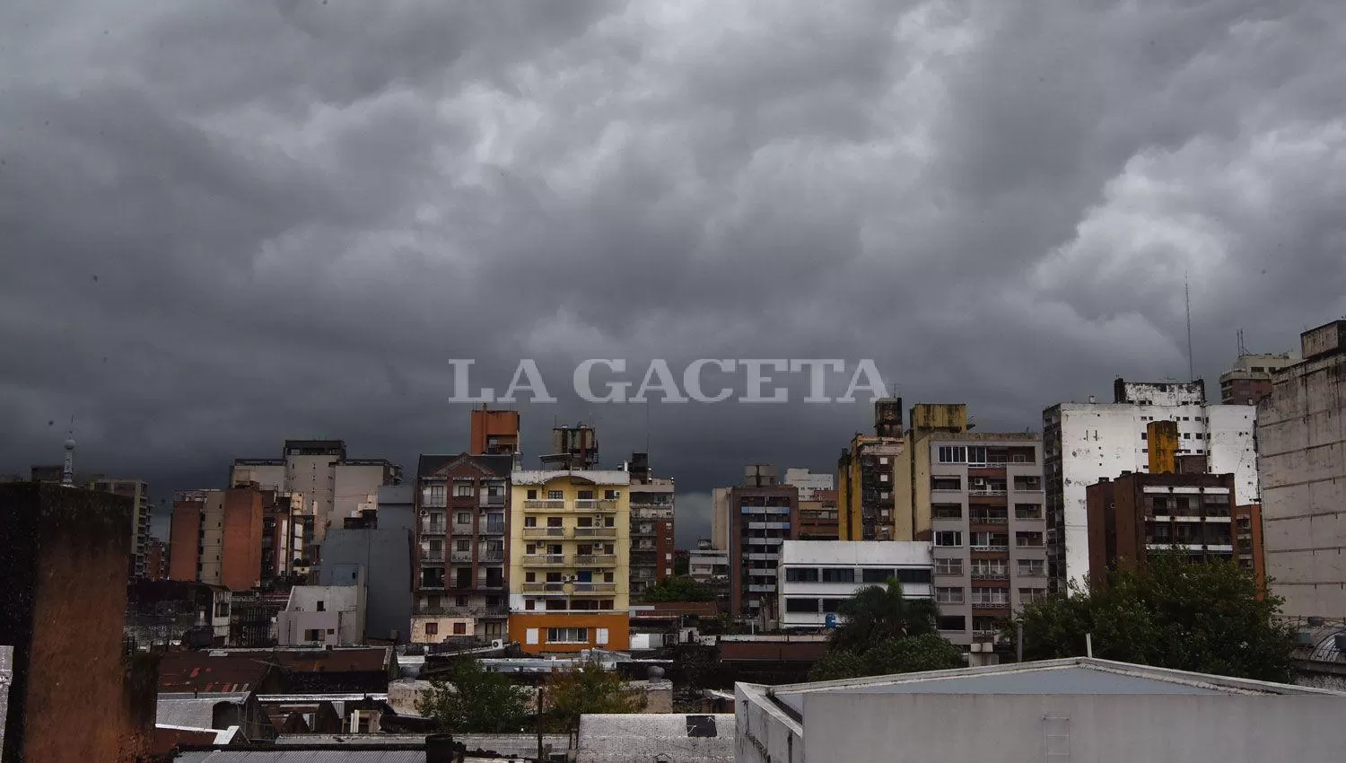 La primavera llega en un martes lluvioso y nublado en Tucumán