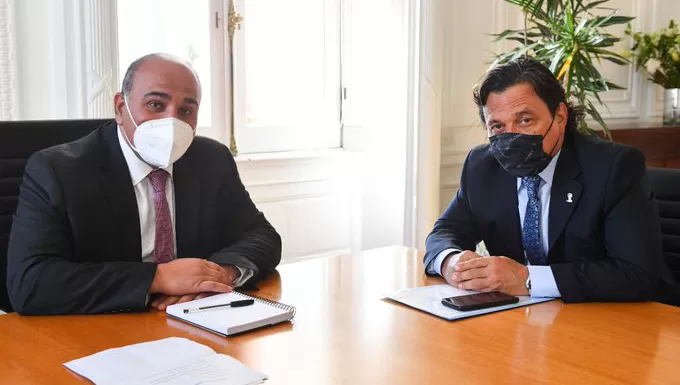 COLEGA DE LA REGIÓN. Entre otros, el flamante jefe de Gabinete, Juan Manzur, recibió hoy al gobernador de Salta, Gustavo Sáenz.