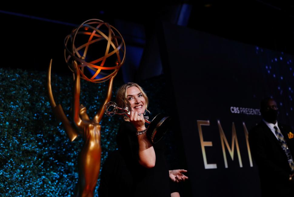 IMPACTANTE. La labor de Kate Winslet como la detective protagonista del drama policial de HBO “Mare de Easttown” le valió la estatuilla en la gala del domingo por la noche.