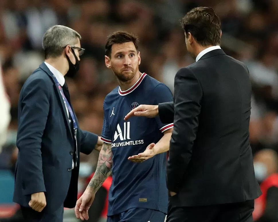 NO VENGAN ESOS CINCO Messi se va del partido molesto mientras Pocchettino intenta saludarlo. 