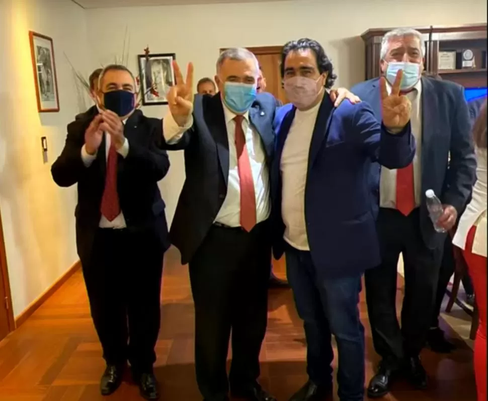 CON LA “V” DE LA VICTORIA. Alejandro Martínez, Jaldo, Mansilla y Roque Alvarez, festejan. 