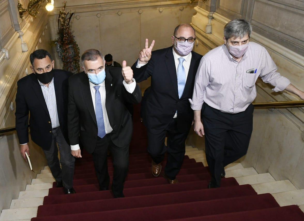CON SUS REFERENTES. Jaldo se dirige al despacho de la Gobernación, junto a Amado, Caponio y Fernández. Foto: Prensa Oficial