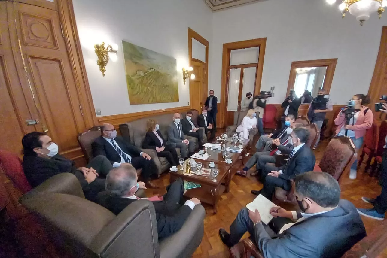 EN LA CASA DE GOBIERNO. Osvaldo Jaldo (de espaldas), frente a los funcionarios del Poder Ejecutivo. Foto LA GACETA / ANALÍA JARAMILLO