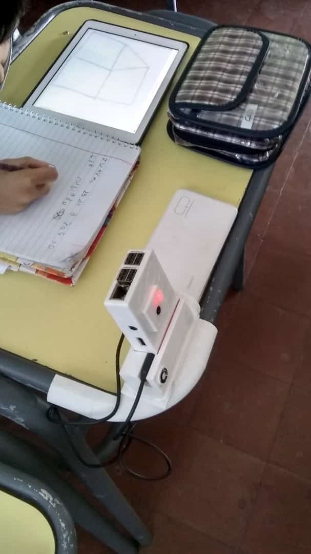 EN EL PUPITRE. El dispositivo que creó el ingeniero  Giménez, a quien se ve trabajando en la foto de arriba. 